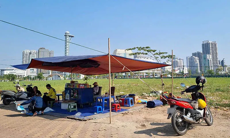 Ngày 19.11, việc buôn bán lấn chiếm vỉa hè lại tái diễn tai đường Phạm Hùng