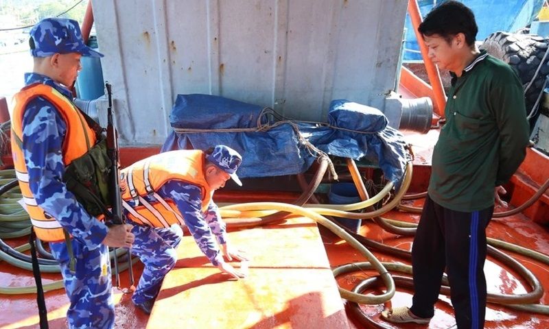 Vùng Cảnh sát biển 4 khám xét một tàu, phát hiện lượng lớn dầu DO không rõ nguồn gốc