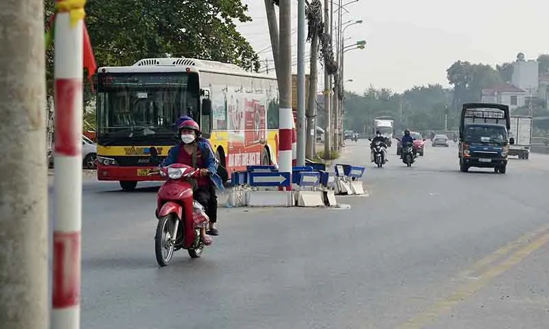 Việc mở rộng không đồng bộ khiến trên tuyến tồn tại nhiều nút cổ chai, cột điện án ngữ giữa đường chưa được di dời, tiềm ẩn nguy cơ tai nạn.