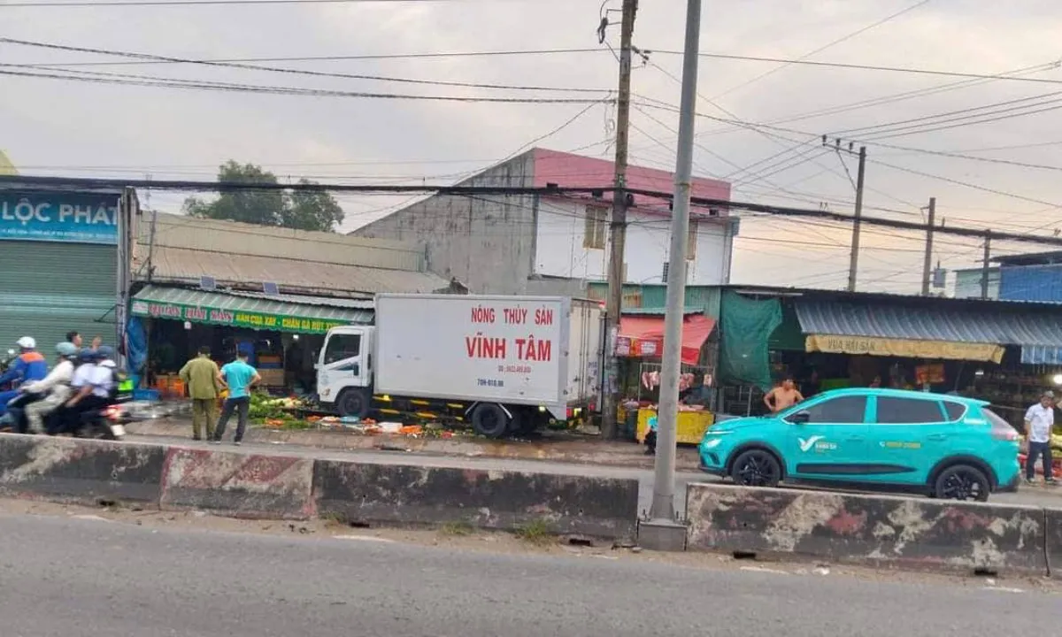 Xe tải va chạm taxi rồi lao vào sạp rau ở Long An