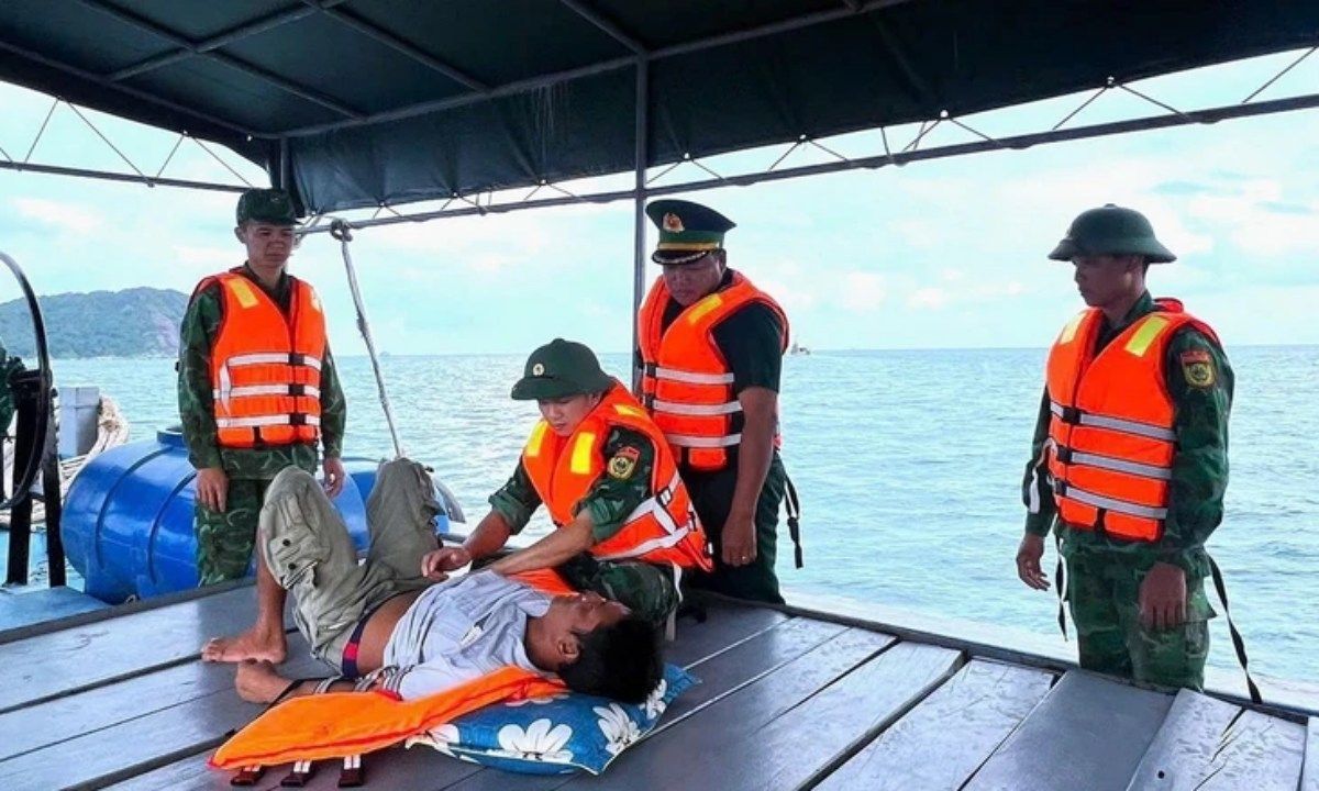 Cứu nạn thành công thuyền viên trôi dạt trên vùng biển Cà Mau