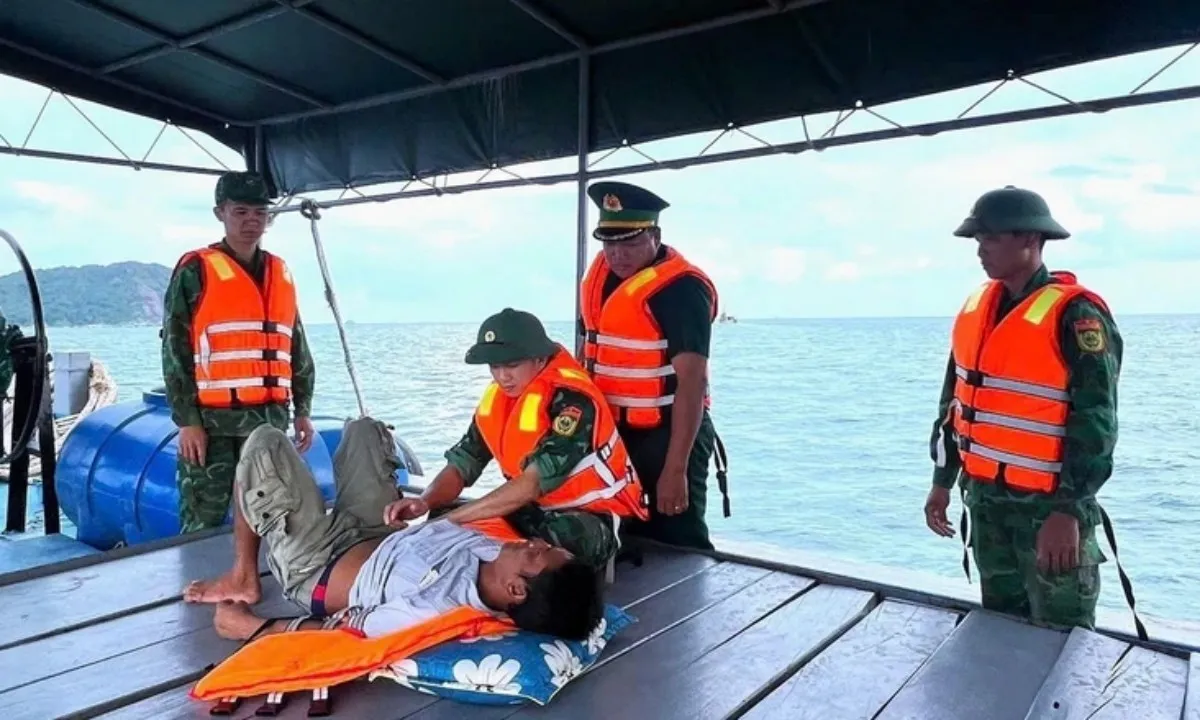 Cứu nạn thành công thuyền viên trôi dạt trên vùng biển Cà Mau