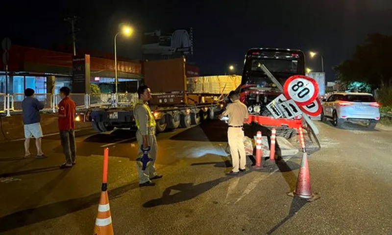 Quốc lộ 1 qua TPHCM ùn tắc nhiều giờ vì tai nạn giao thông nghiêm trọng