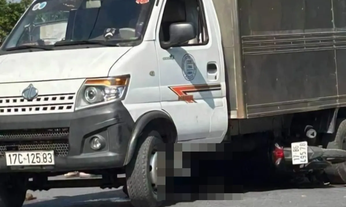 Xe tải cuốn xe máy vào gầm, 2 nam sinh tử vong
