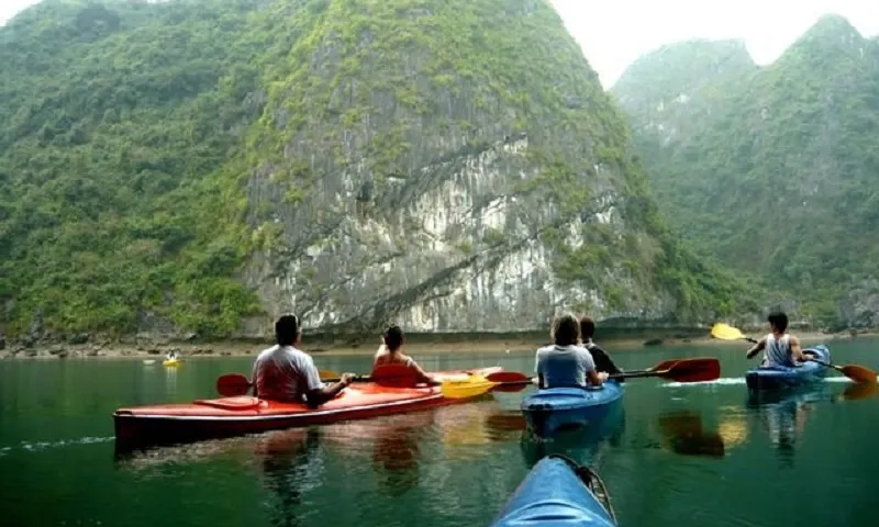 Cát Bà dừng hoạt động chèo thuyền kayak