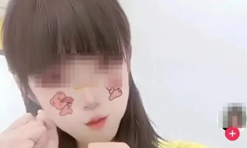 Nghệ sĩ chuyển giới bị ép điều trị bằng sốc điện nhận được bồi thường