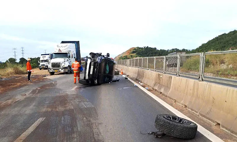 Chiếc xe bán tải lật ngang trên cao tốc, bánh xe văng xa hàng chục mét