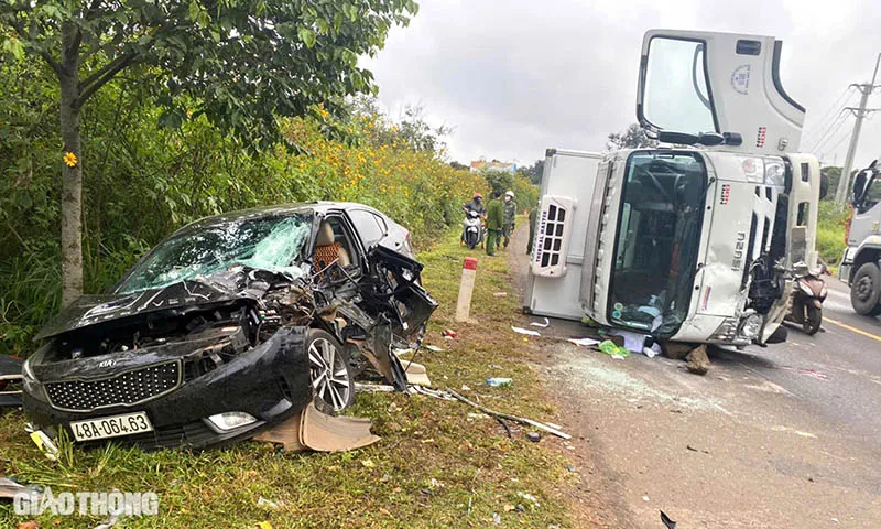 Xe tải mất lái đâm vào ô tô con lật ngang trên đường Hồ Chí Minh