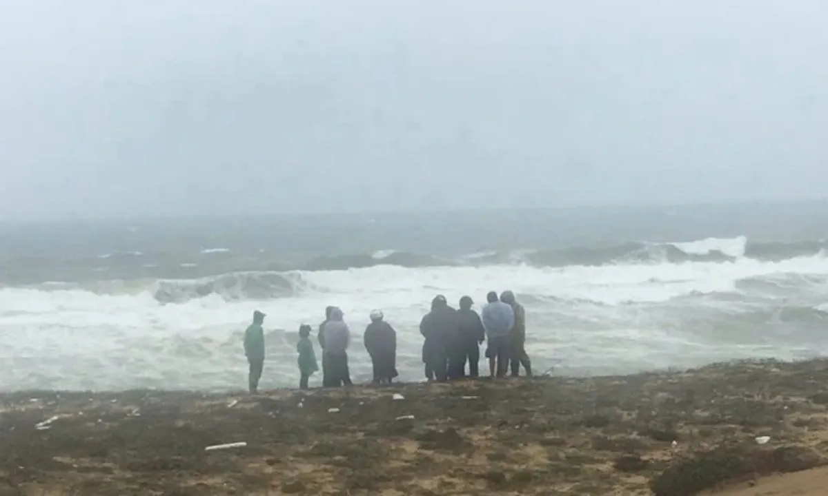 Quảng Ngãi: Sóng lớn đánh chìm tàu cá, 1 người mất tích, 1 người tử vong