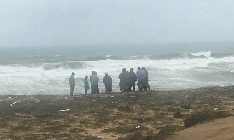 Tàu cá chìm cách bờ biển Sa Huỳnh khoảng 500m trong điều kiện sóng to, gió lớn.