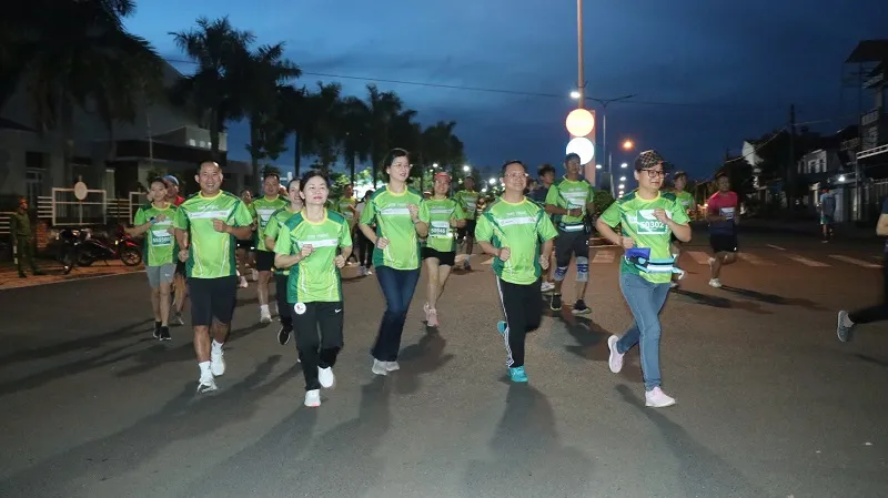 Bí thư Tỉnh ủy Bình Phước Tôn Ngọc Hạnh (hàng đầu thừ hai từ trái qua) tham gia chạy hưởng ứng cự ly 5km