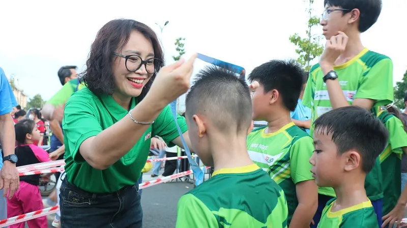 Trưởng ban tổ chức Nguyễn Thị Minh Nhâm trao huy chương cho các vận động viên nhí