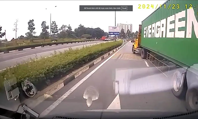 Clip: Tài xế xe container đánh võng trên đường Mỹ Phước Tân Vạn