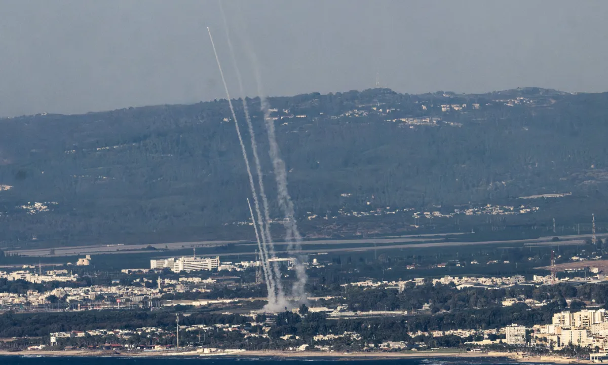 Hezbollah tái kích hoạt bắn tên lửa vào Israel, đe dọa thỏa thuận ngừng bắn