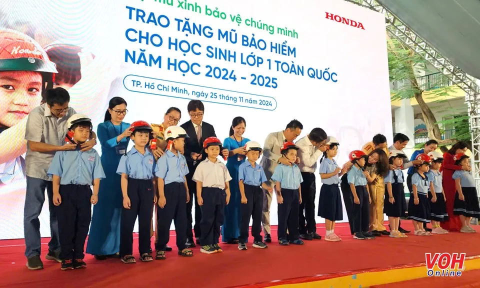 Trao tặng hơn 120.000 mũ bảo hiểm cho học sinh lớp 1 tại TPHCM