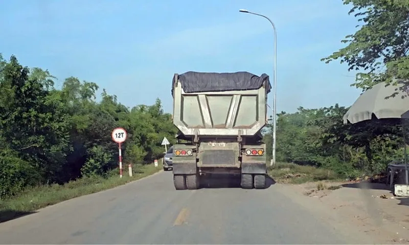 Hà Nội: Xe quá tải hoành hành, gây áp lực lớn lên hạ tầng giao thông