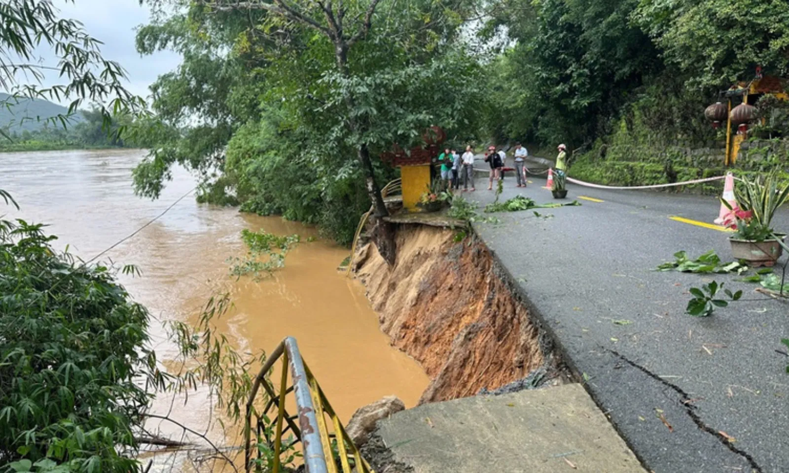 Miền Trung tan hoang sau mưa lũ: Giao thông thiệt hại nặng nề, đời sống người dân bị đe dọa