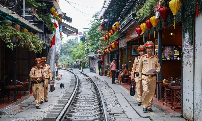 cảnh sát đột xuất kiểm tra tại khu vực phố cà phê đường tàu đoạn từ Trần Phú đến Phùng Hưng  - Ảnh T