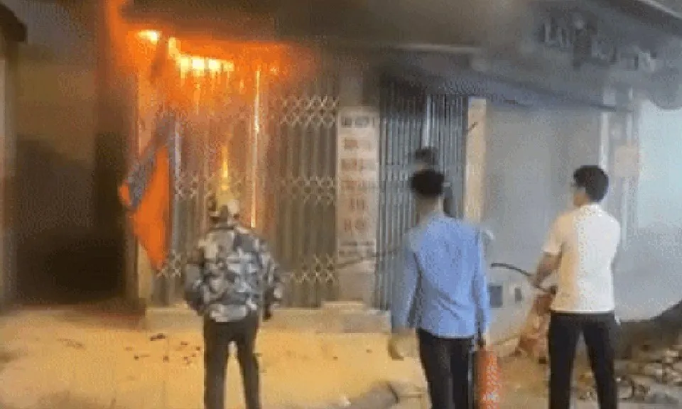 Cách phá cửa xếp nhanh để thoát nạn hoặc cứu nạn khi xảy ra cháy, nổ