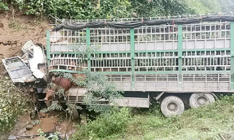 Hiện trường tai nạn xe tải lao xuống vực - Ảnh baoquangbinh.vn