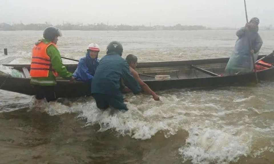 Công an xã kịp thời cứu một người dân bị nước lũ cuốn trôi