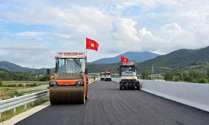 Thi công cao tốc Bắc - Nam đoạn Vân Phong - Nha Trang.