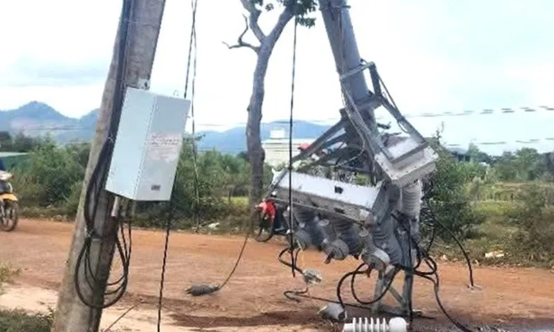 Trụ điện ở Gia Lai bất ngờ gãy, gây mất điện hơn 200 hộ dân