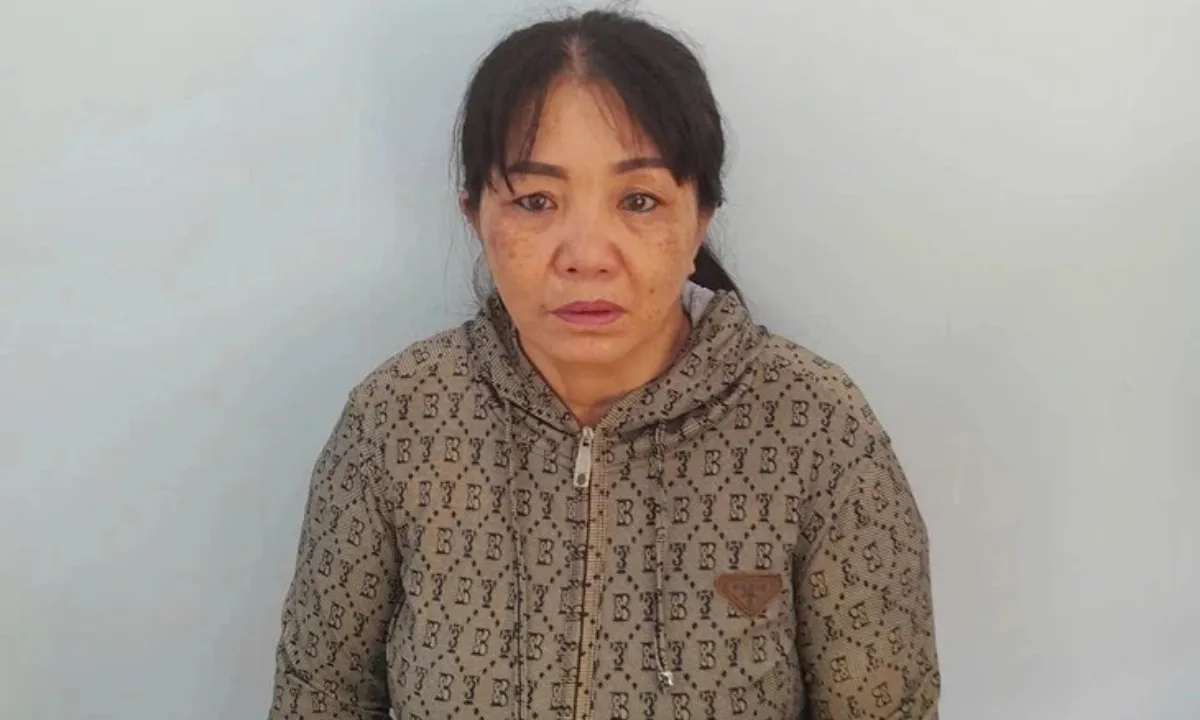 “Mẹ nuôi” tạt nước sôi vào con gái vì làm mất vé số