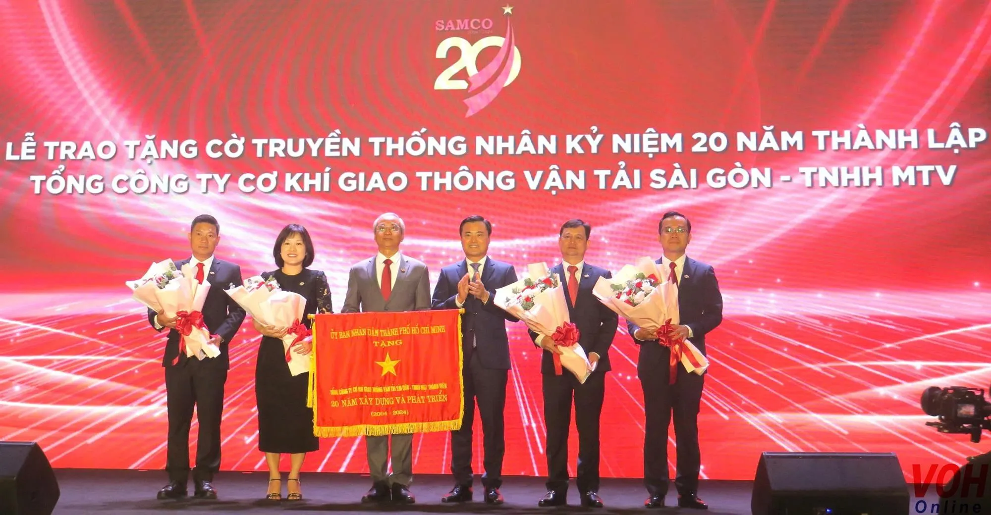 pho-chu-tich-ubnd-tphcm-bui-xuan-cuong-trao-tang-co-truyen-thong-cho-tong-cong-ty-samco-nhan-ky-niem-20-nam-thanh-lap_20241126213417