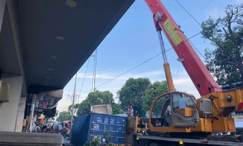 Thùng xe container lật, đè nát xe chở rác