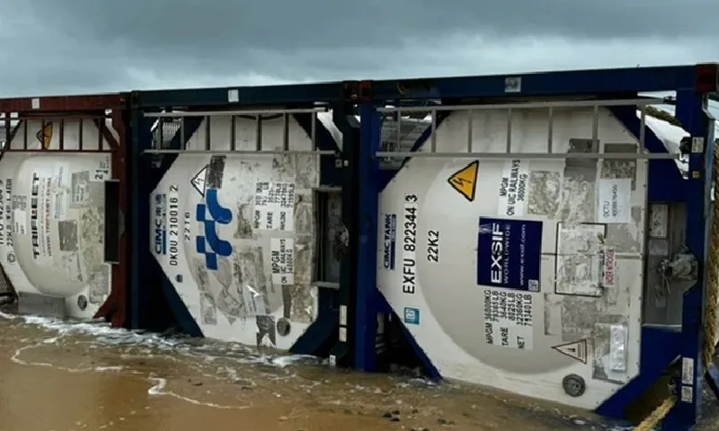 Tìm được chủ của 3 bồn kim loại dạt vào biển Quảng Ngãi