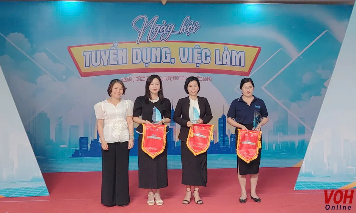 tang-co-luu-niem-cam-on-cac-nha-tai-tro-cua-ngay-hoi-lam-viec-nam-2024_20241128105056