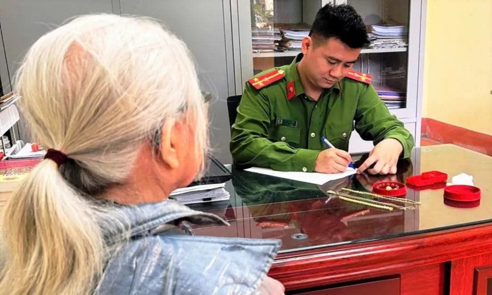 Cụ bà suýt sập bẫy lừa đảo qua mạng