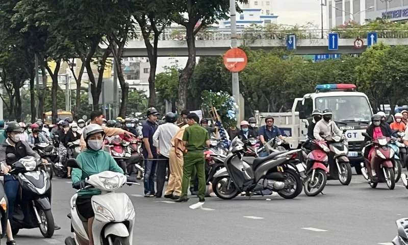 TPHCM: Phát hiện 2 người đàn ông đi xe đạp tử vong trên đường