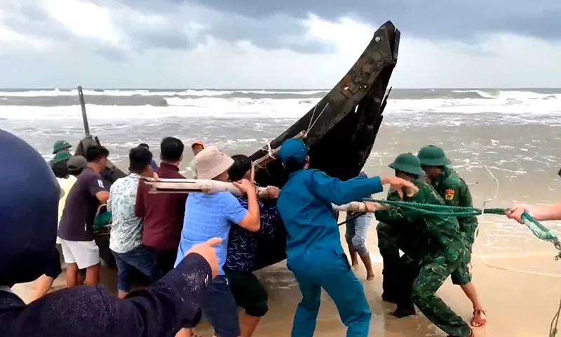 Clip: Kéo ghe đi biển bị sóng đánh chìm vào bờ, cứu thoát 3 ngư dân