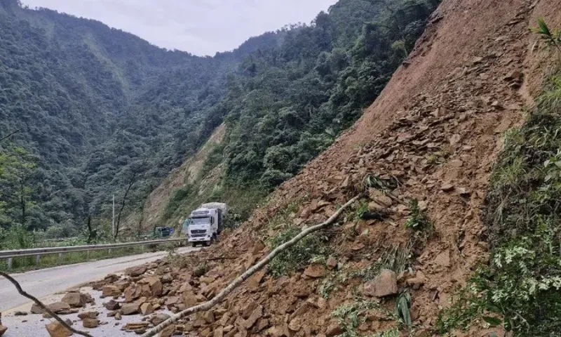 Sạt lở trên đường lên cửa khẩu Cầu Treo  