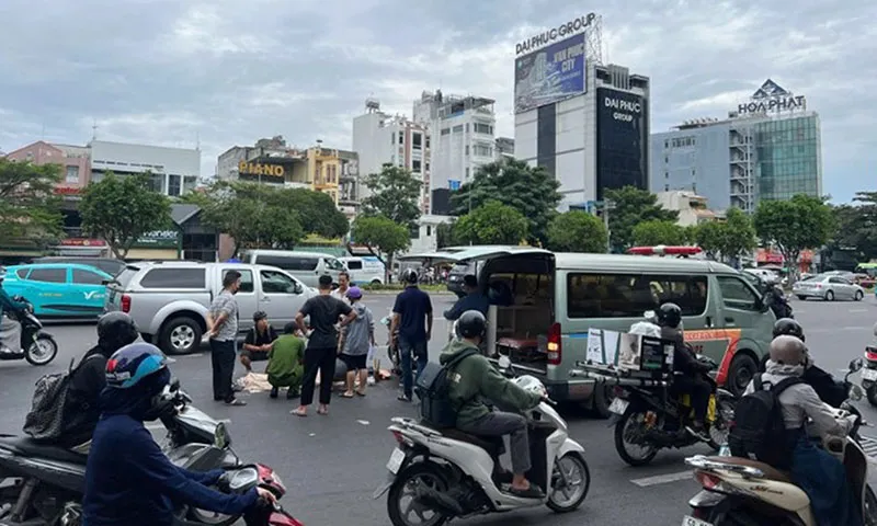 Một ngày có 2 người đàn ông đi xe đạp nằm chết trên đường