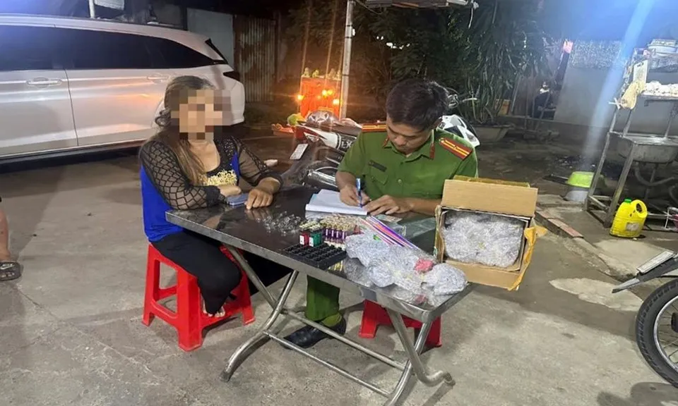 Phát hiện đối tượng mua bán khoảng 100 dụng cụ sử dụng ma túy đá