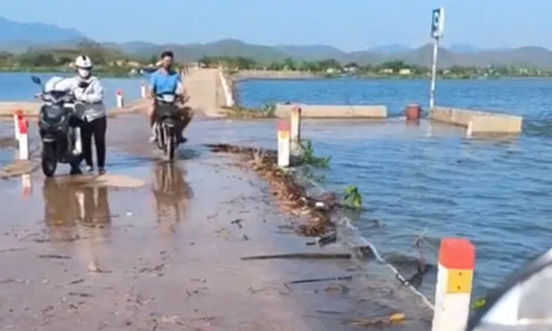 Tuyến đường vượt biển dài trên 2 cây số, nhưng không hề có hộ lan, điều chiếu sáng, luôn tiềm ẩn nguy cơ mất an toàn giao thông.