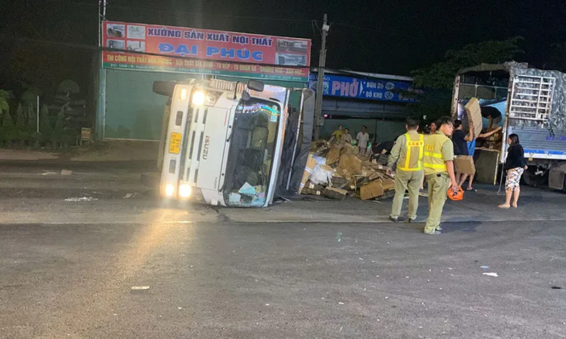 Hai ô tô tông nhau, xe tải lật, taxi xoay ngang đường