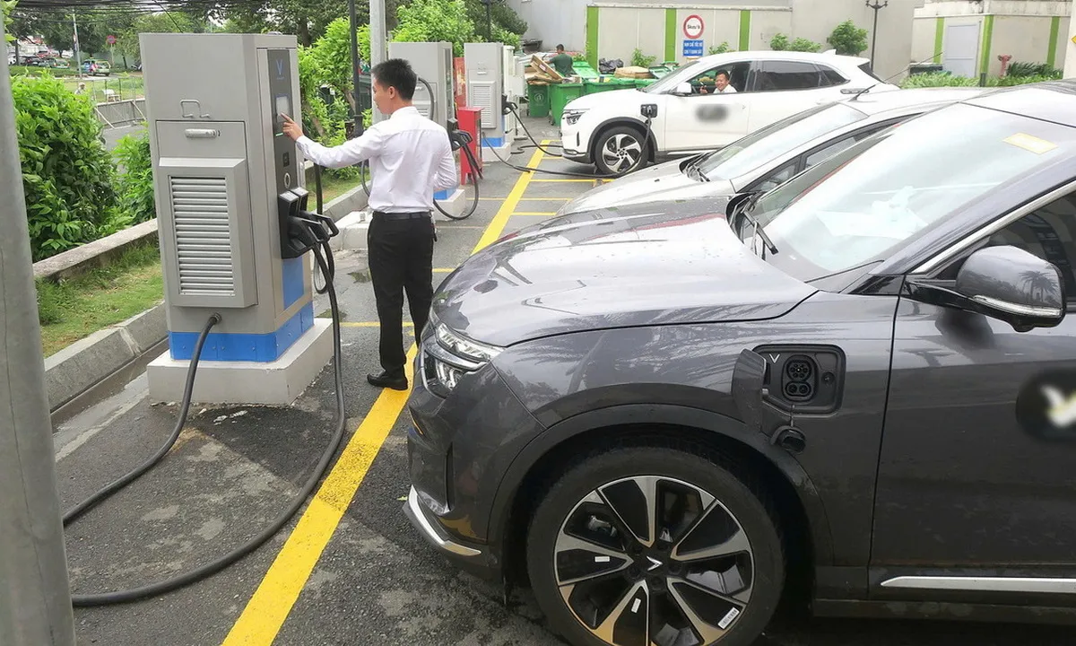 trạm sạc xe điện -- TTO