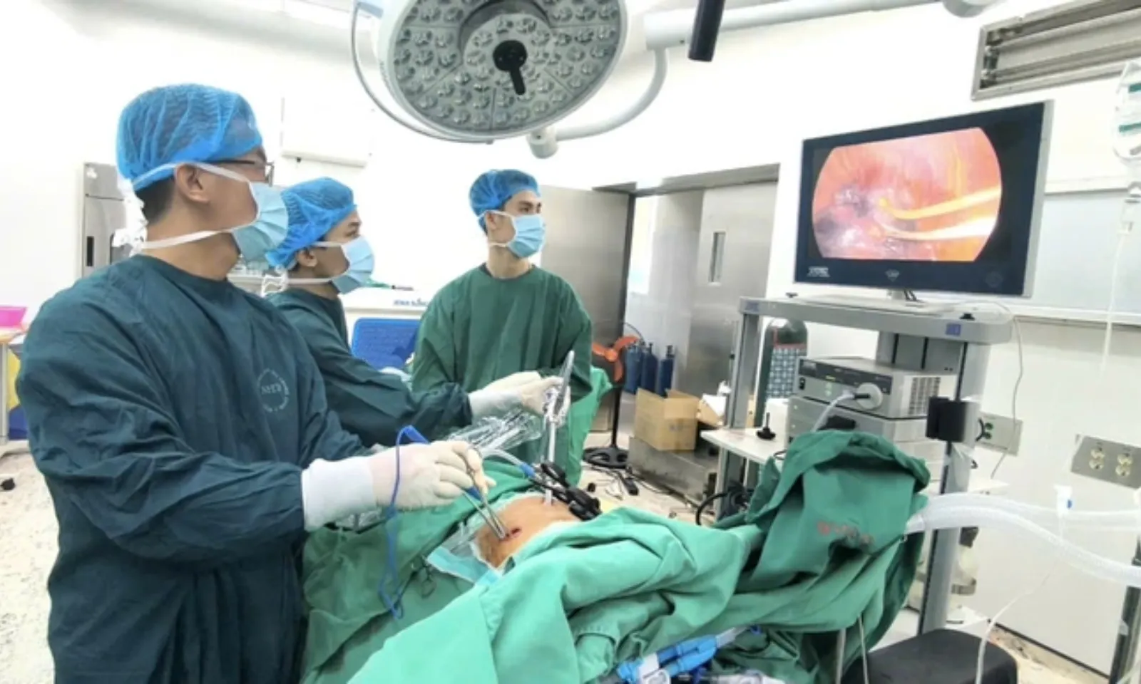 Hút một bao thuốc lá mỗi ngày, 1 người bị thủng phổi