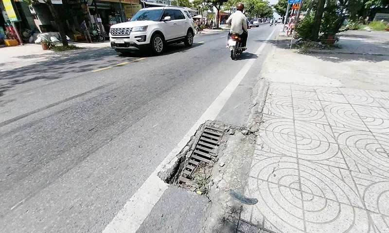 Lượng phương tiện di chuyển đông là nguyên nhân dẫn đến nhiều nắp cống trên QL30 bị hư hỏng nhiều.