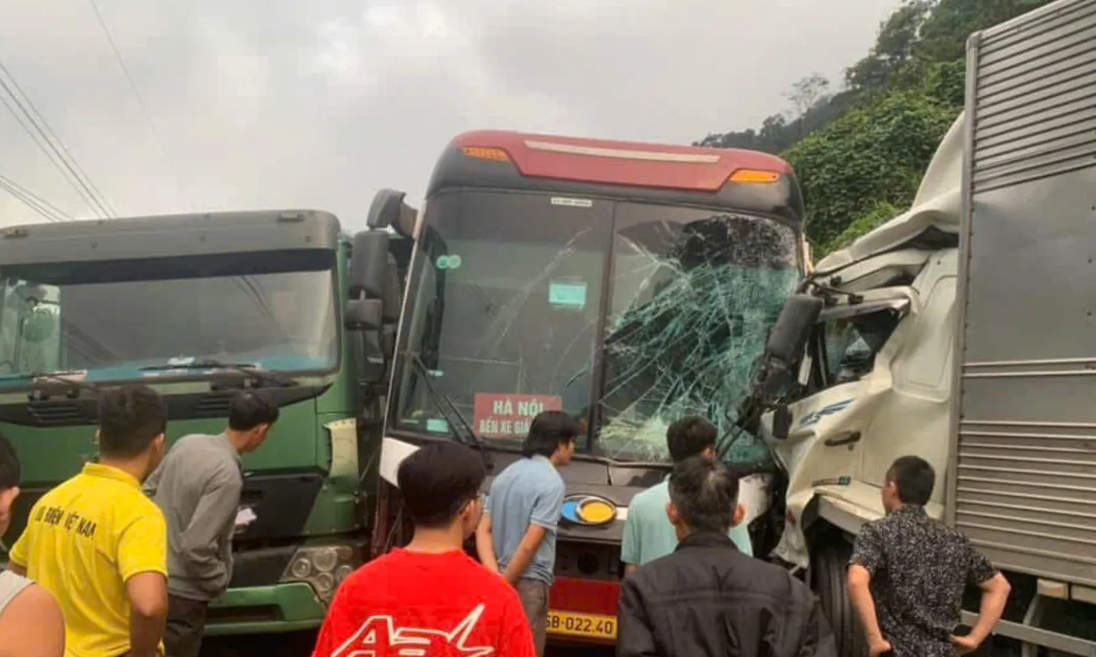 Tai nạn liên hoàn trên đèo Lò Xo khiến giao thông đình trệ nhiều giờ