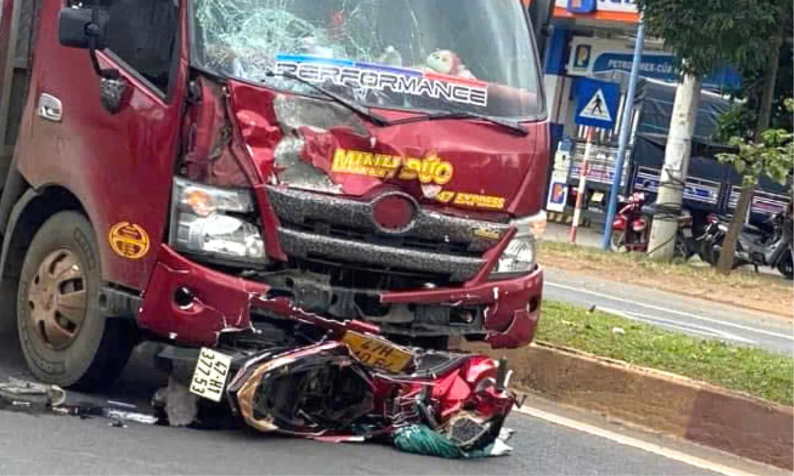 Cặp vợ chồng thương vong sau va chạm với xe tải tại Buôn Ma Thuột