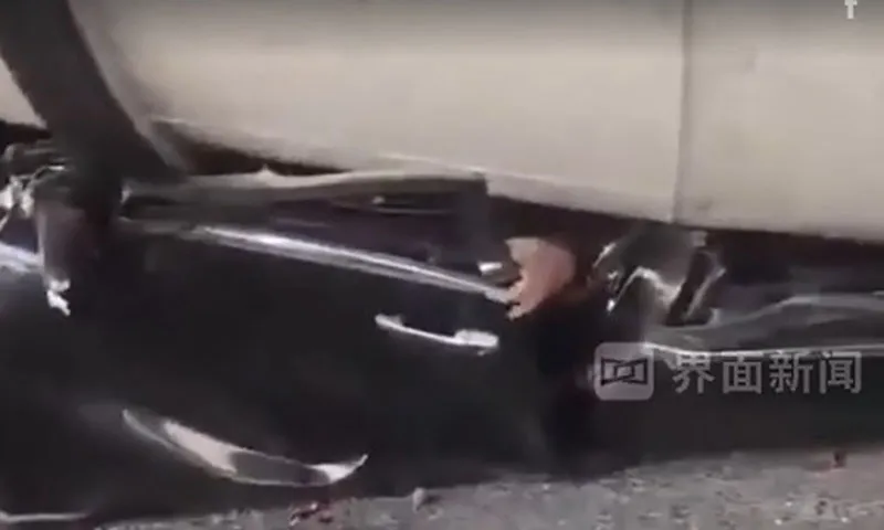  Tài xế thoát chết khi chiếc ôtô con bị xe chở bê tông đè dẹp lép