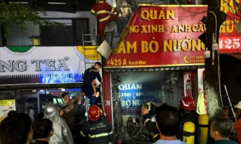 Vụ cháy cửa hàng bánh mì ở Hà Nội: Cứu 3 người mắc kẹt