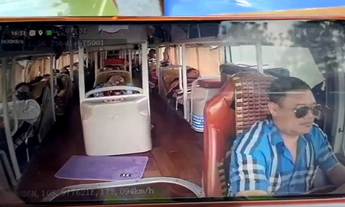 Video clip: Tài xế cầm điện thoại khi đang lái xe, điều khiển vô-lăng bằng khuỷu tay