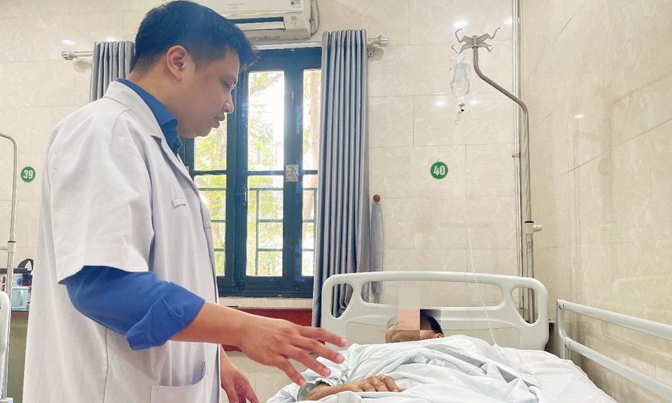 Người đàn ông bị cắt cụt chân sau khi đắp lá chữa trật khớp gối