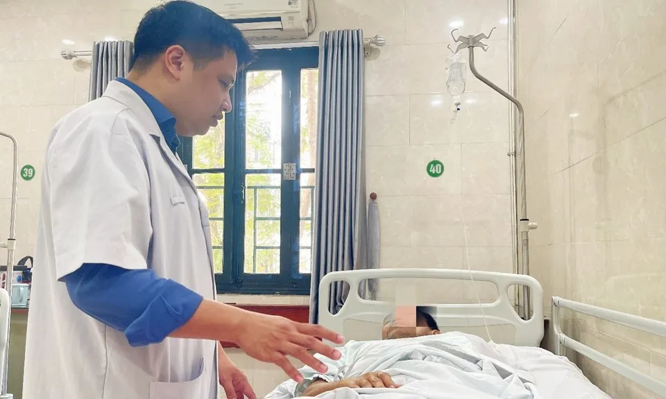 Người đàn ông bị cắt cụt chân sau khi đắp lá chữa trật khớp gối